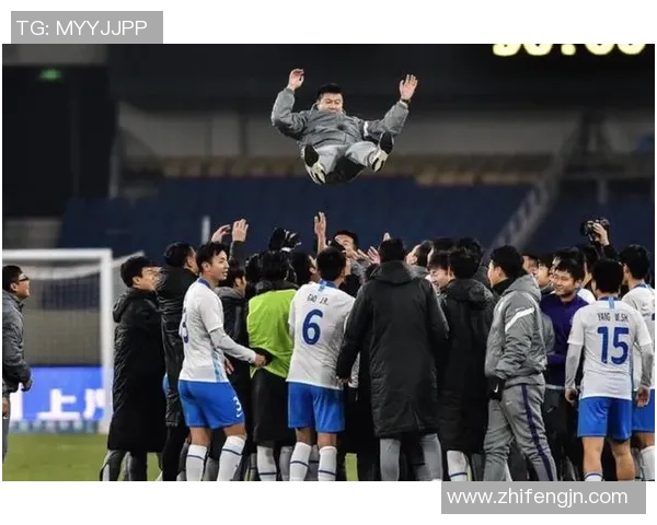 当红足球巨星场下较劲趣味比拼掰手腕谁能笑到最后